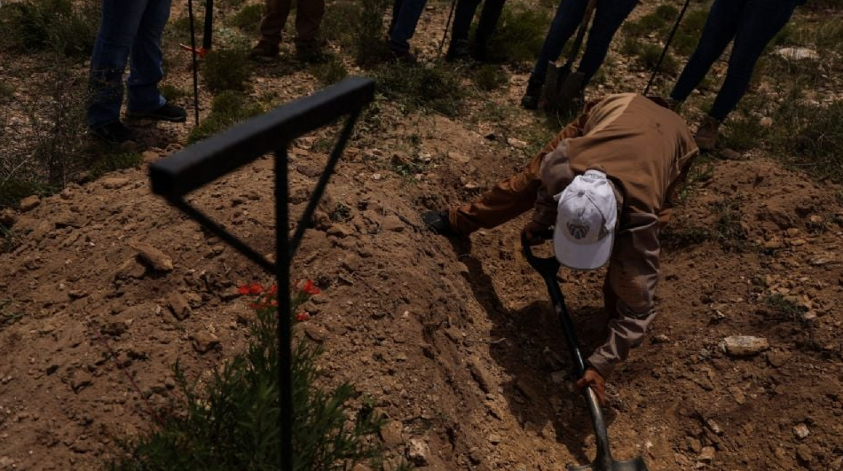 Buscadoras hallan 11 bolsas más con restos humanos en Tlajomulco de Zúñiga, Jalisco