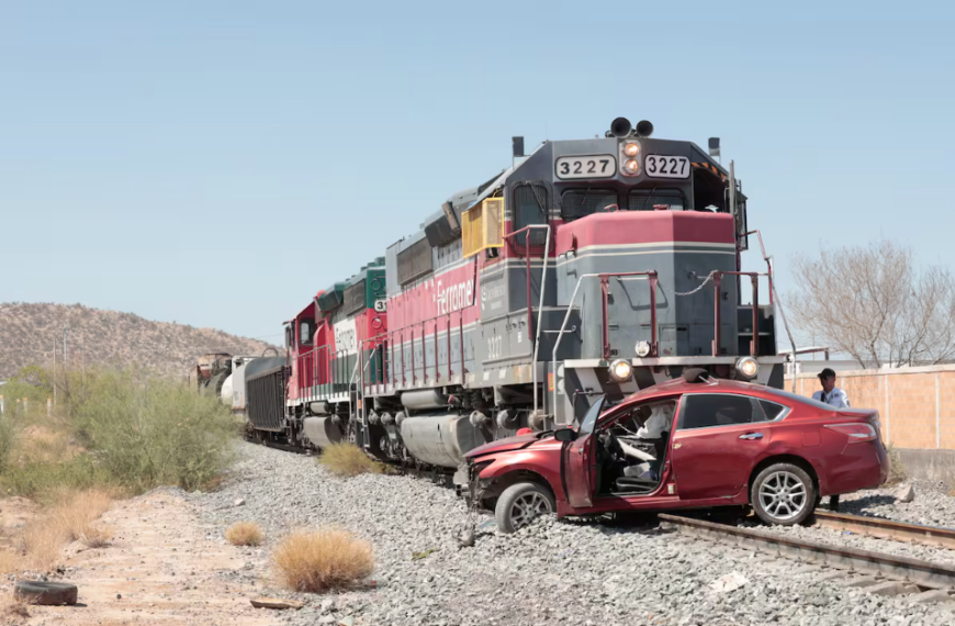 Tren arrastra 250 metros un auto; hay un lesionado