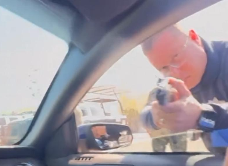 Comandante de Tránsito de Guaymas es separado de cargo tras difundirse video donde apunta con arma a un conductor