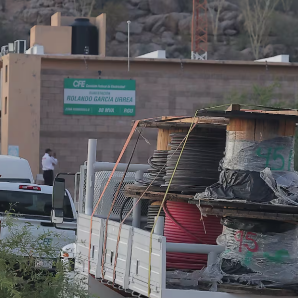 CFE asegura que apagones en México no son crisis nacional, mientras familias de Hermosillo sufrieron más de 26 horas sin luz a 45°C