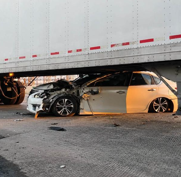 Joven se salva de milagro tras quedar incrustado debajo de tráiler en Navojoa