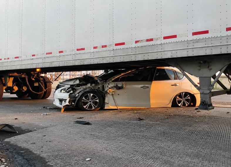 Joven se salva de milagro tras quedar incrustado debajo de tráiler en Navojoa