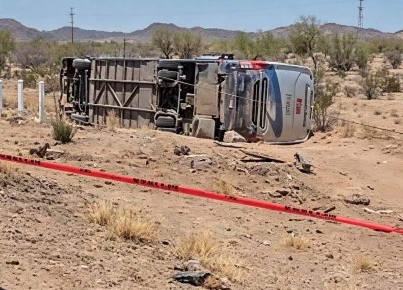 Volcadura de autobús en la carretera Guaymas-Hermosillo deja un fallecido y lesionados