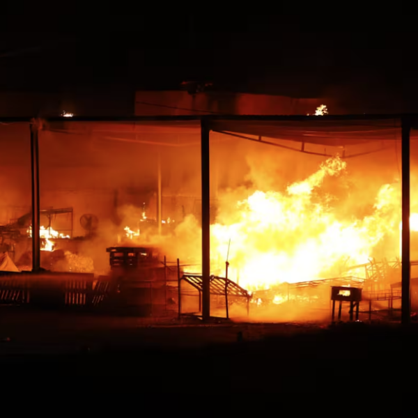 Bomberos atienden incendio en Central de Abastos Francisco I. Madero en Hermosillo