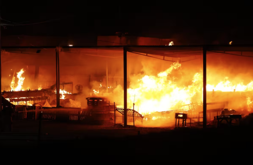 Bomberos atienden incendio en Central de Abastos Francisco I. Madero en Hermosillo