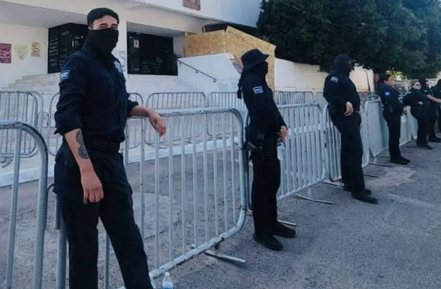 Nueva jornada de protestas mantienen cercado el Congreso de Sonora; abogado suma 49 días en huelga de hambre