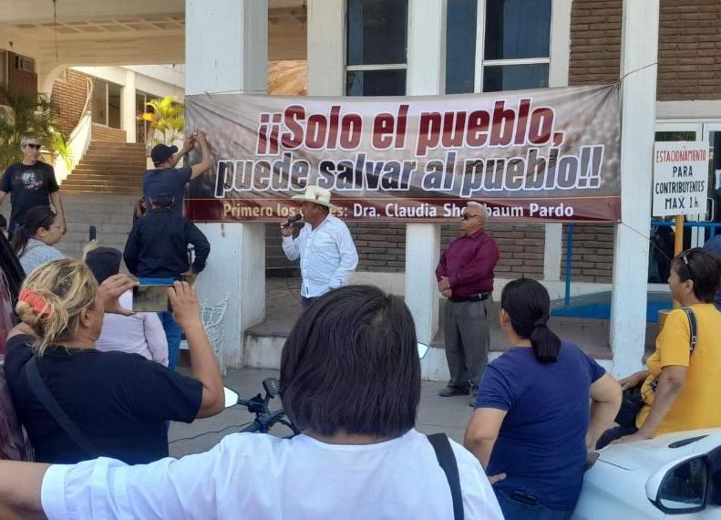 Exigen certeza jurídica para sus terrenos; protestan en Palacio Municipal de Navojoa