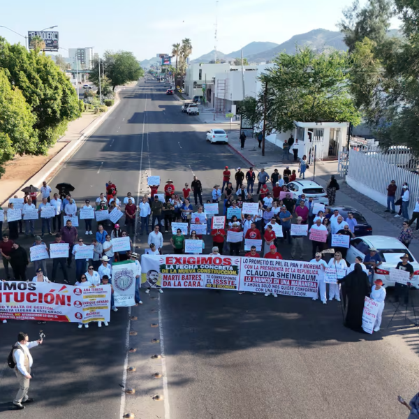 Derechohabientes del ISSSTE bloquean de nuevo el bulevar Morelos en Hermosillo para exigir un nuevo hospital