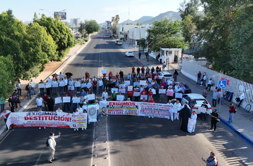 Derechohabientes del ISSSTE bloquean de nuevo el bulevar Morelos en Hermosillo para exigir un nuevo hospital