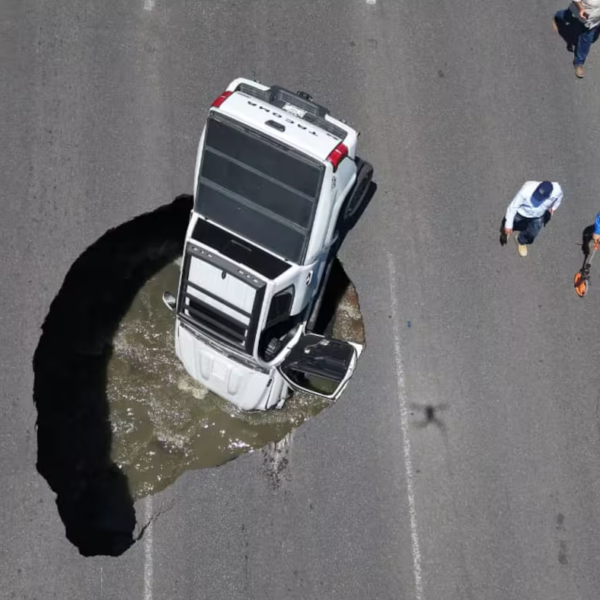 Se abre socavón en el bulevar Quintero Arce: Conductor cae al intentar auxiliar a un motociclista accidentado
