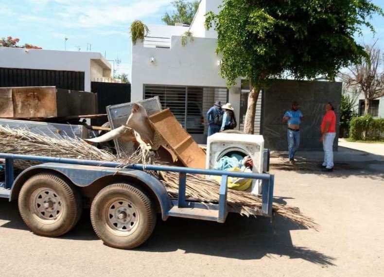 Navojoa intensifica descacharre y fumigación para frenar el avance del dengue