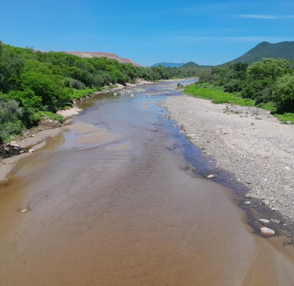 Lluvias reactivan arroyos y ríos en Álamos; llaman a extremar precauciones