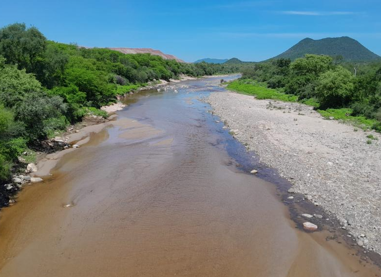 Lluvias reactivan arroyos y ríos en Álamos; llaman a extremar precauciones