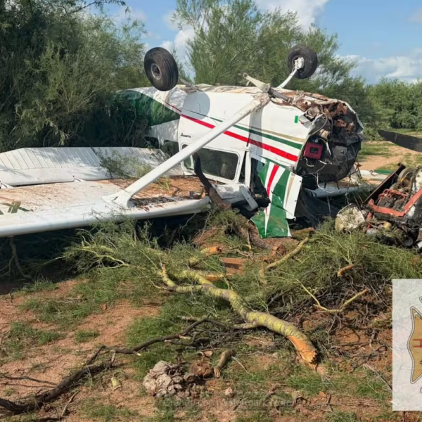 Tres pasajeros resultan lesionados por desplome de avioneta en carretera de Hermosillo a La Colorada